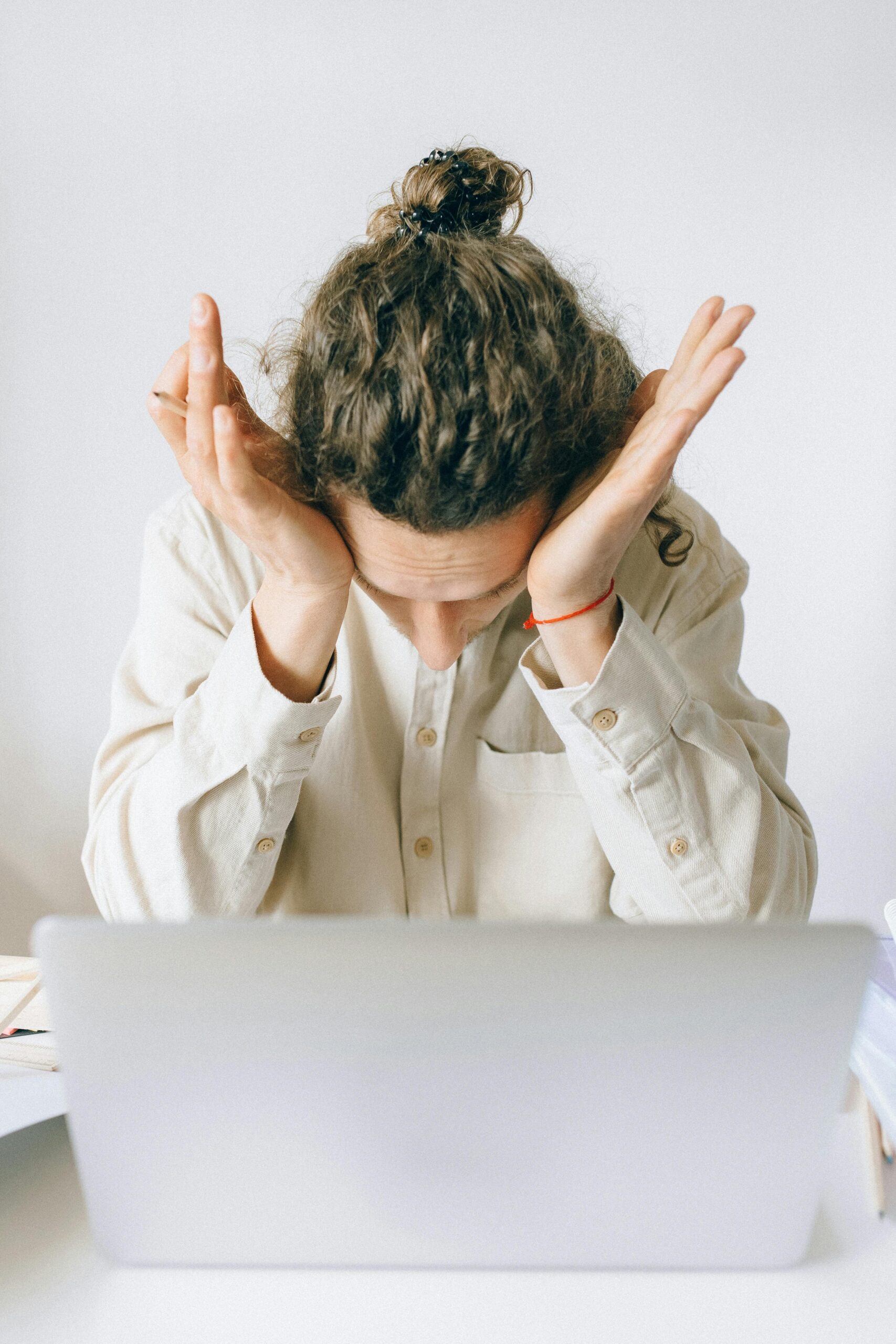 frustratie omdat hulp niet werkt wilghorst gefrustreerde vrouw met handen tegen haar hoofd omdat haar hulpverlening niet werkt